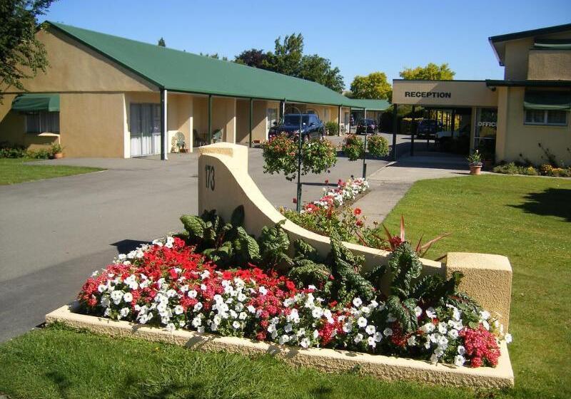 Commodore Court Motel