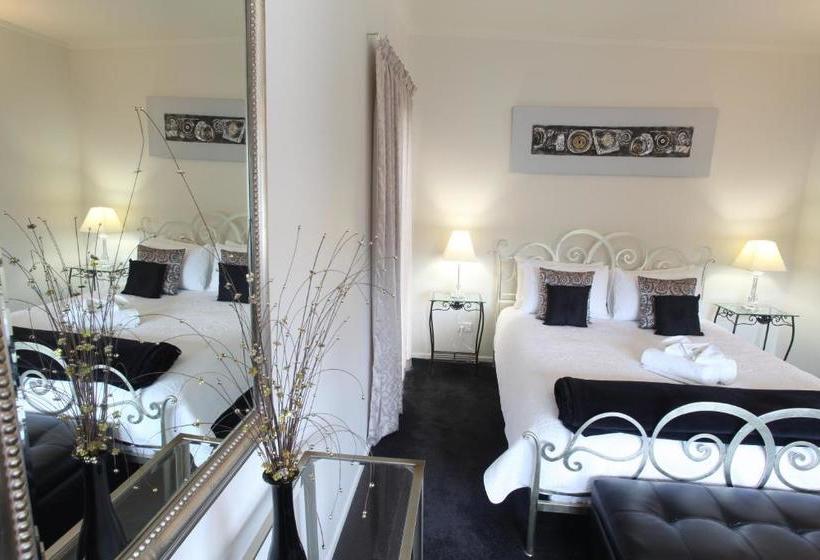 Отель Coromandel Apartments