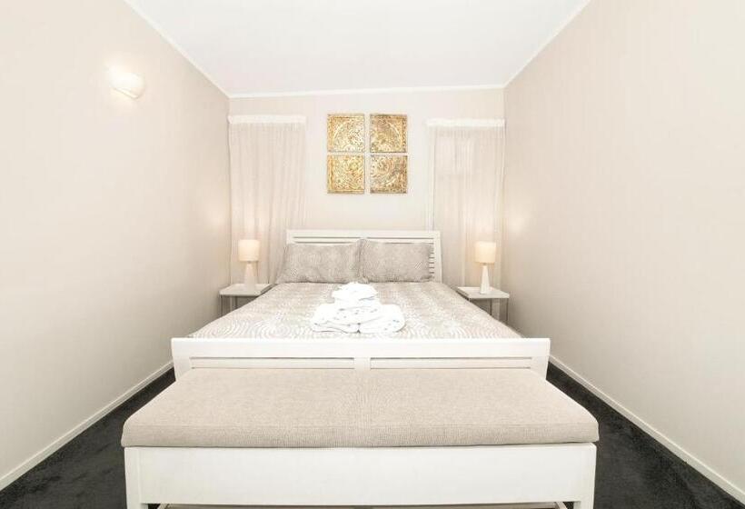 Отель Coromandel Apartments