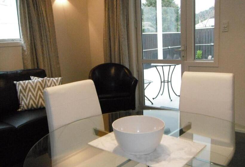 Отель Coromandel Apartments