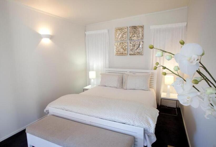 Отель Coromandel Apartments