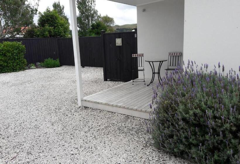 Отель Coromandel Apartments