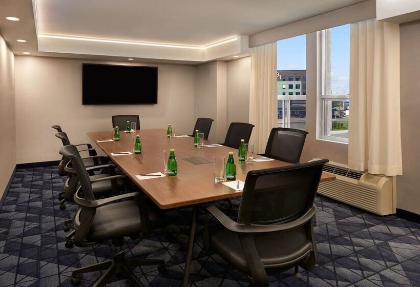 هتل Courtyard By Marriott Kitchener