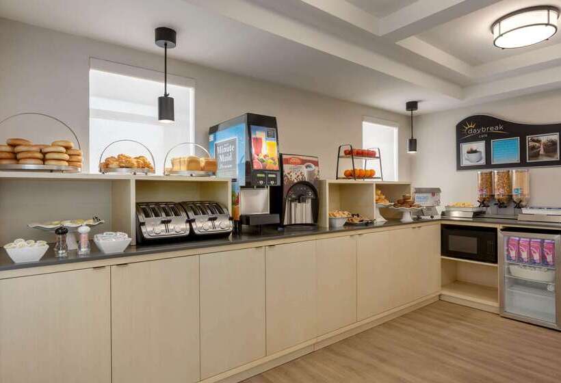 בית מלון כפרי Days Inn By Wyndham Toronto West Mississauga