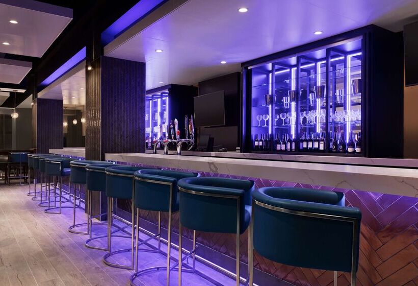 فندق Embassy Suites By Hilton Toronto Airport