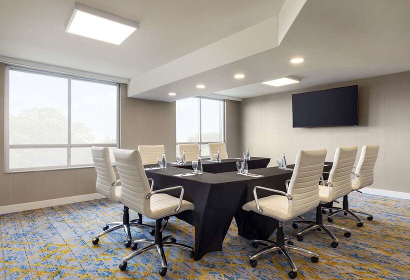 فندق Embassy Suites By Hilton Toronto Airport