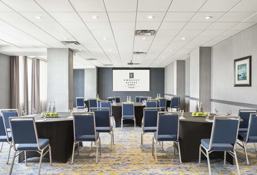 فندق Embassy Suites By Hilton Toronto Airport
