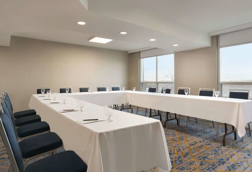 فندق Embassy Suites By Hilton Toronto Airport