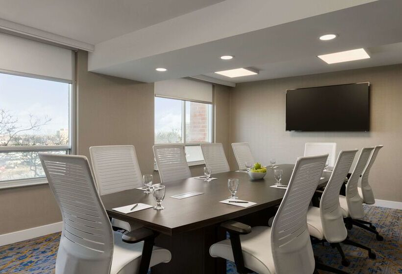 فندق Embassy Suites By Hilton Toronto Airport