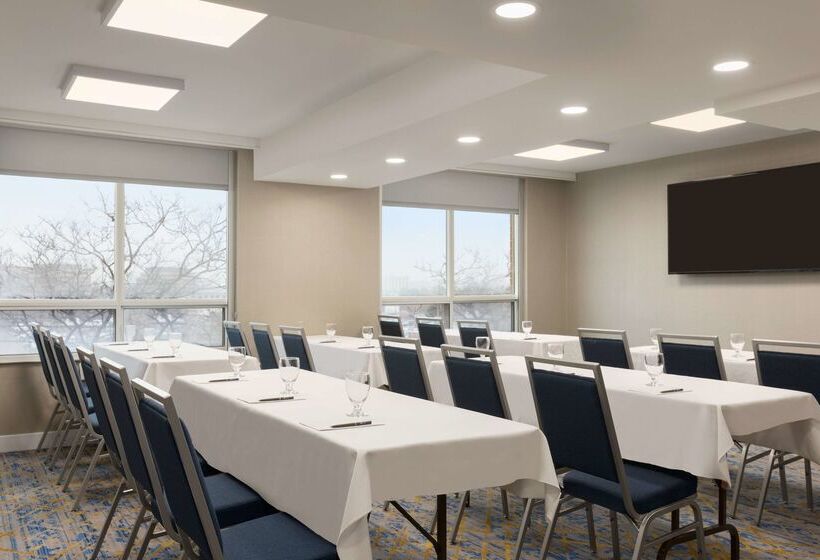 فندق Embassy Suites By Hilton Toronto Airport