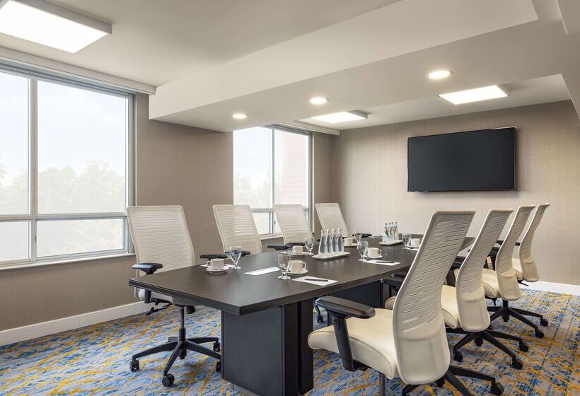 فندق Embassy Suites By Hilton Toronto Airport