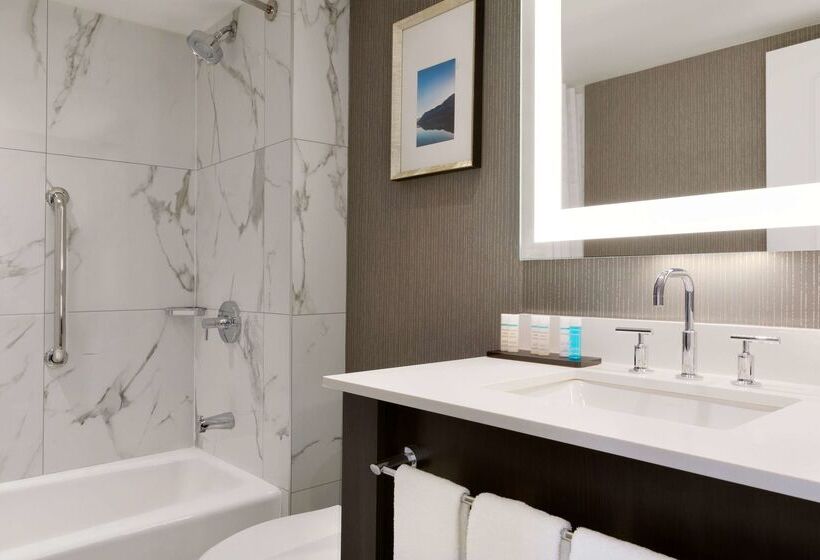 فندق Embassy Suites By Hilton Toronto Airport