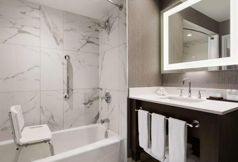 فندق Embassy Suites By Hilton Toronto Airport