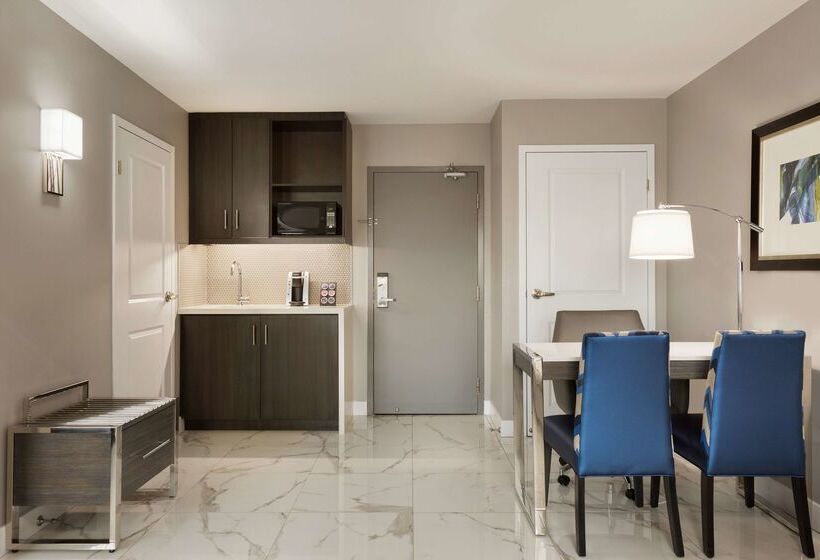 فندق Embassy Suites By Hilton Toronto Airport