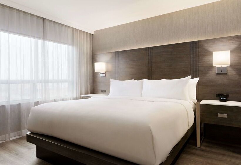 فندق Embassy Suites By Hilton Toronto Airport