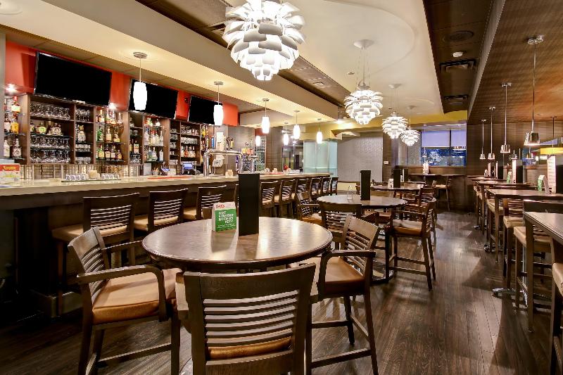 هتل Holiday Inn & Suites Windsor Ambassador Bridge By Ihg