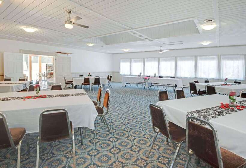 فندق Howard Johnson By Wyndham Lindsay