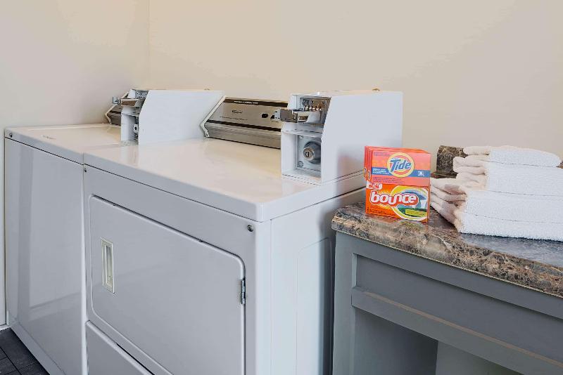 فندق Howard Johnson By Wyndham Lindsay