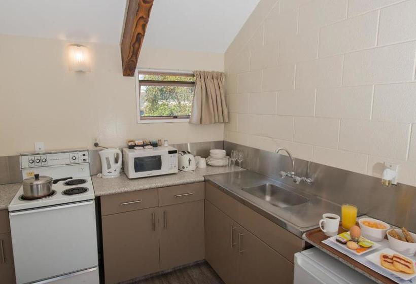 Отель Howick Motor Lodge