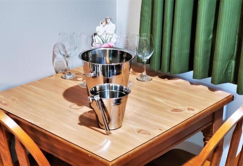 فندق Knights Inn Colonial Fireside Inn