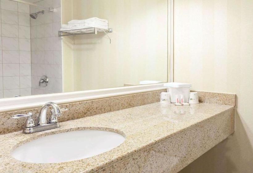 Отель Toronto East Inn