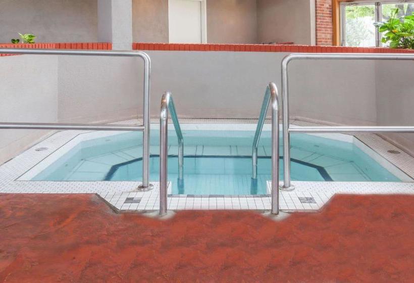 Отель Toronto East Inn