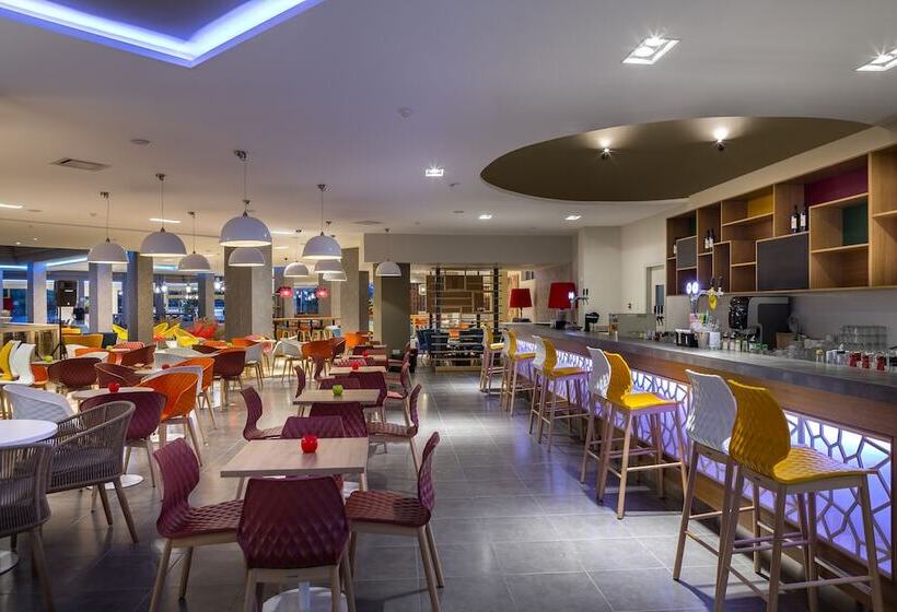 בית מלון כפרי Leonardo Laura Beach & Splash Resort