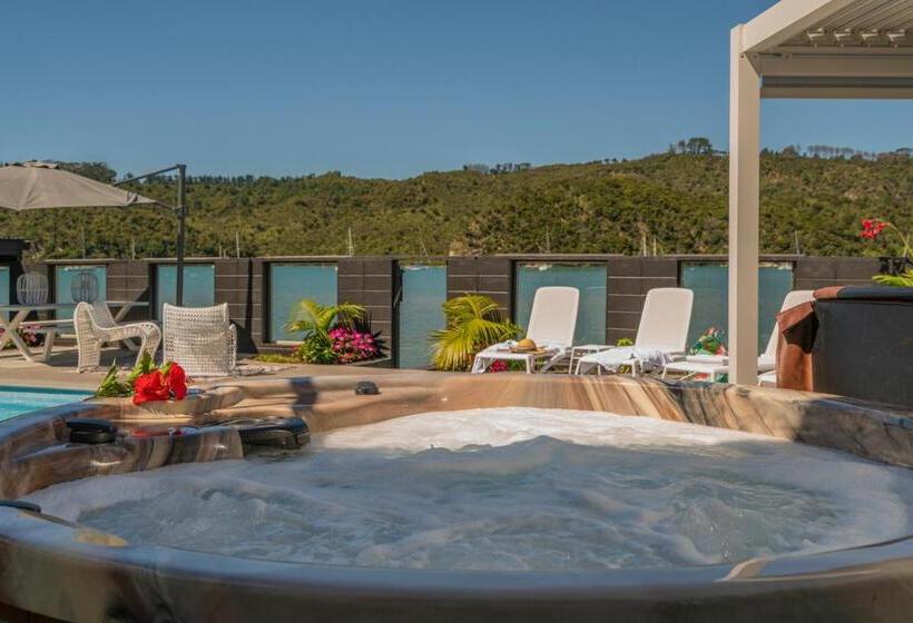 Отель Oceans 88 Whitianga Coastal Suites