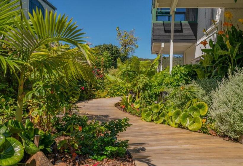 Отель Oceans 88 Whitianga Coastal Suites