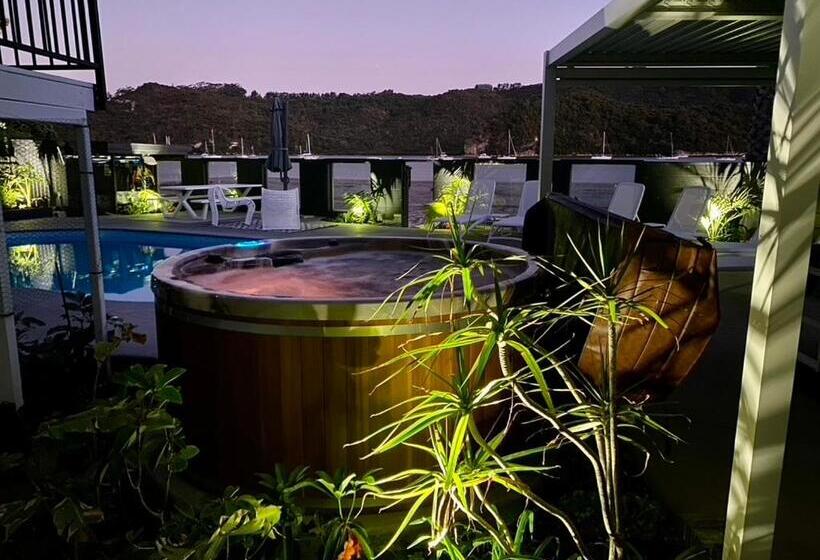 Отель Oceans 88 Whitianga Coastal Suites