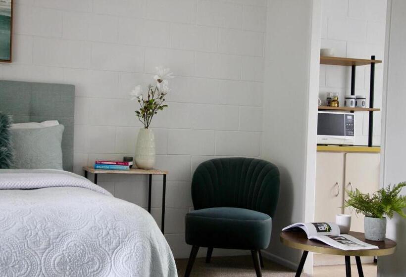 Отель Oceans 88 Whitianga Coastal Suites