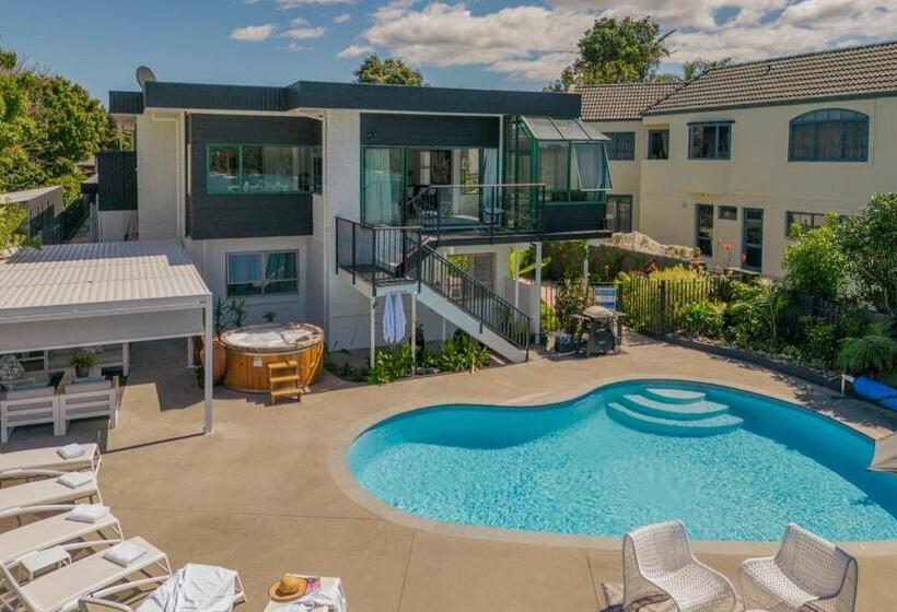 Отель Oceans 88 Whitianga Coastal Suites