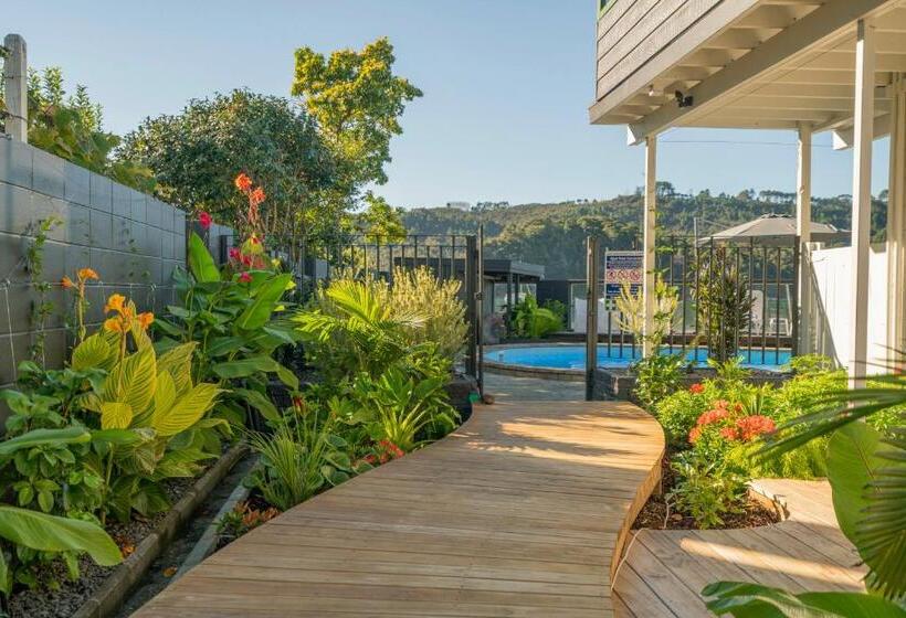 Отель Oceans 88 Whitianga Coastal Suites