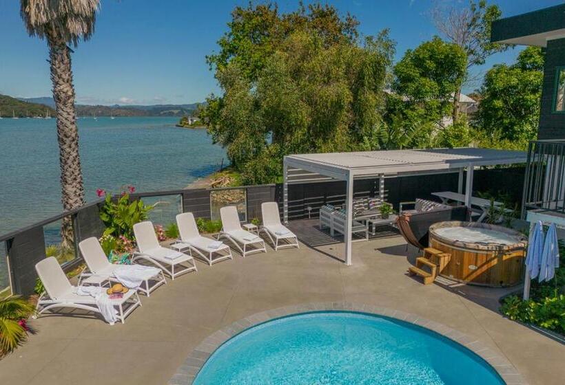 Отель Oceans 88 Whitianga Coastal Suites