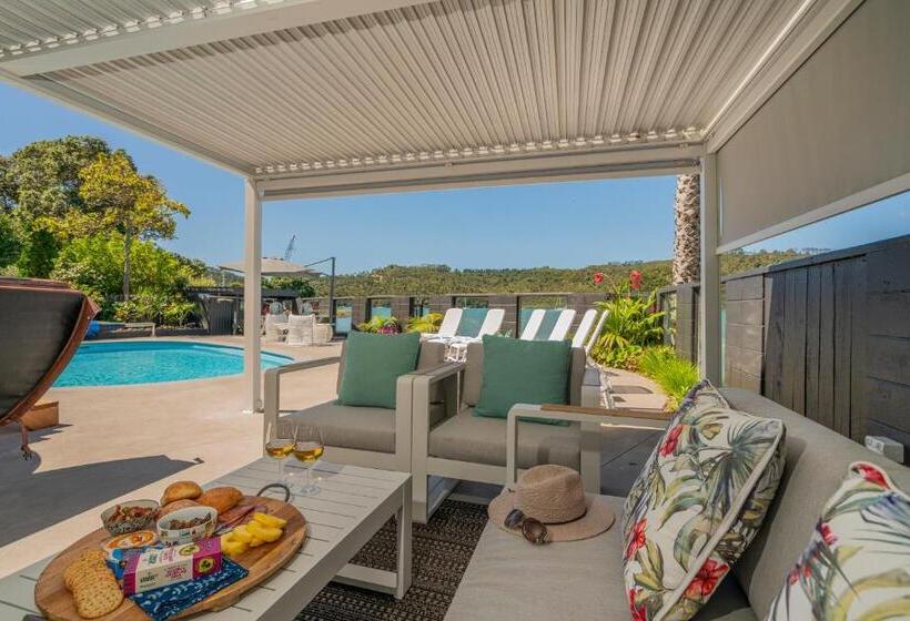 Отель Oceans 88 Whitianga Coastal Suites