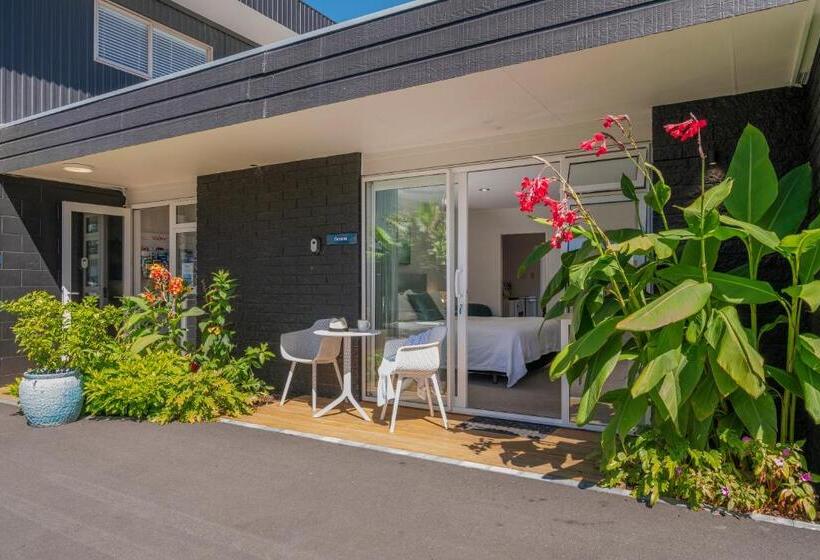 Отель Oceans 88 Whitianga Coastal Suites