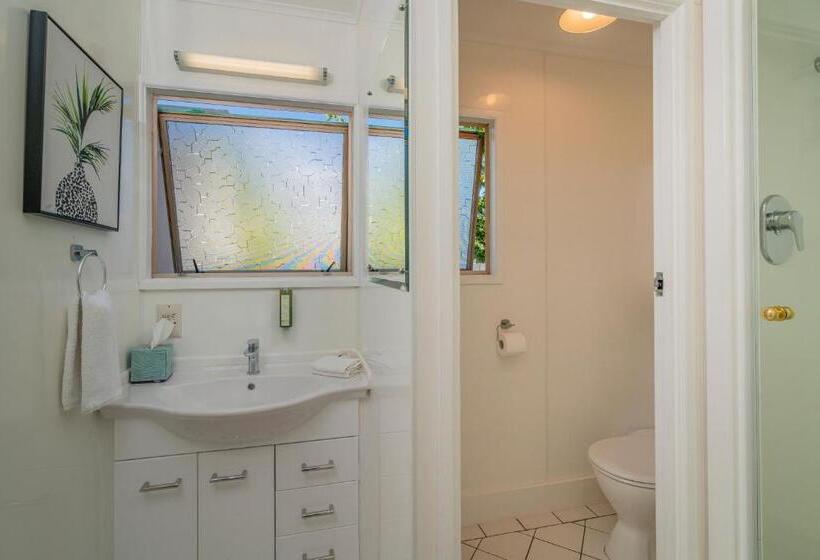 Отель Oceans 88 Whitianga Coastal Suites