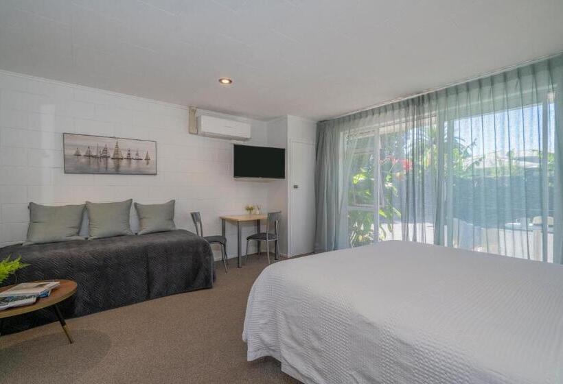 Отель Oceans 88 Whitianga Coastal Suites