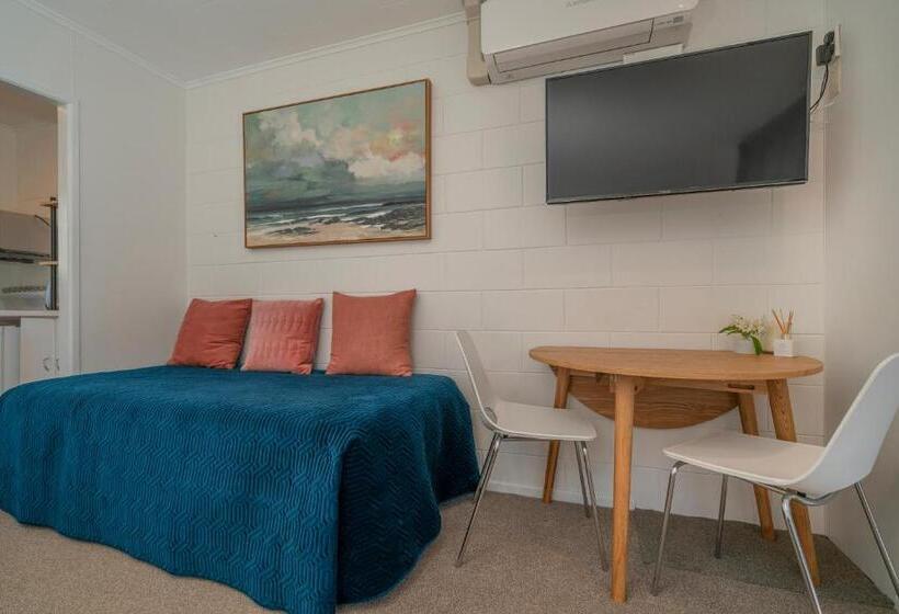 Отель Oceans 88 Whitianga Coastal Suites