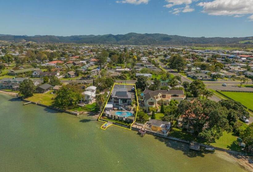 Отель Oceans 88 Whitianga Coastal Suites