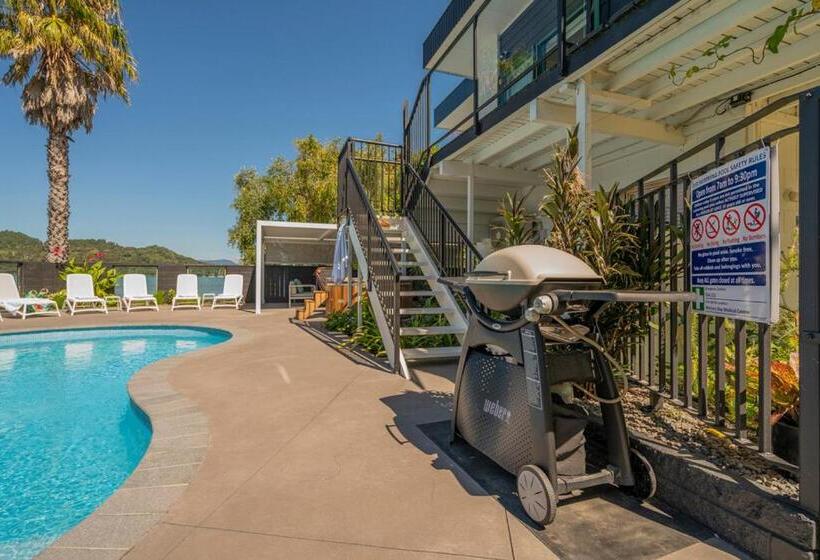 Отель Oceans 88 Whitianga Coastal Suites