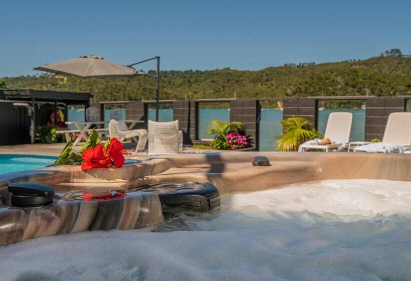 Отель Oceans 88 Whitianga Coastal Suites