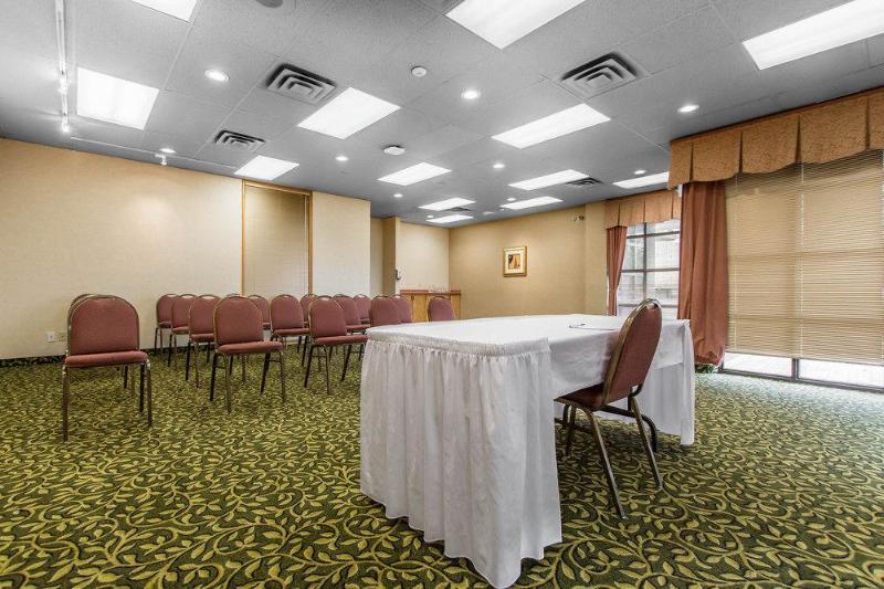 Отель Quality Inn & Suites Bay Front