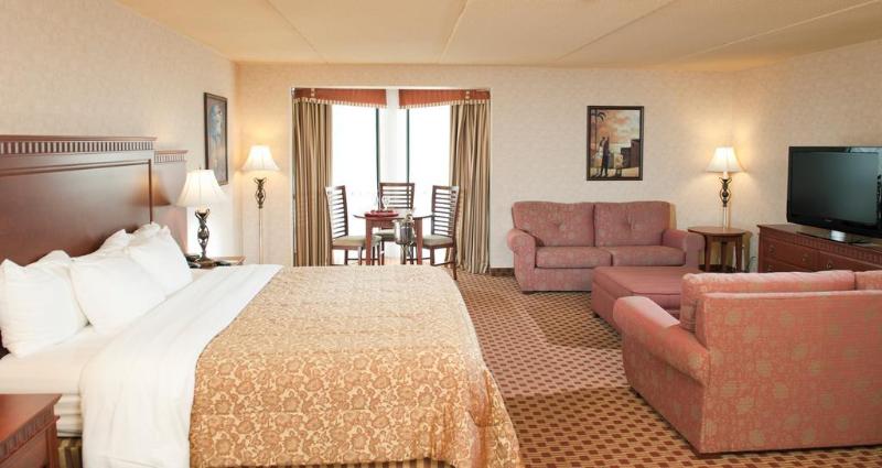 هتل Quality Inn & Suites Bay Front