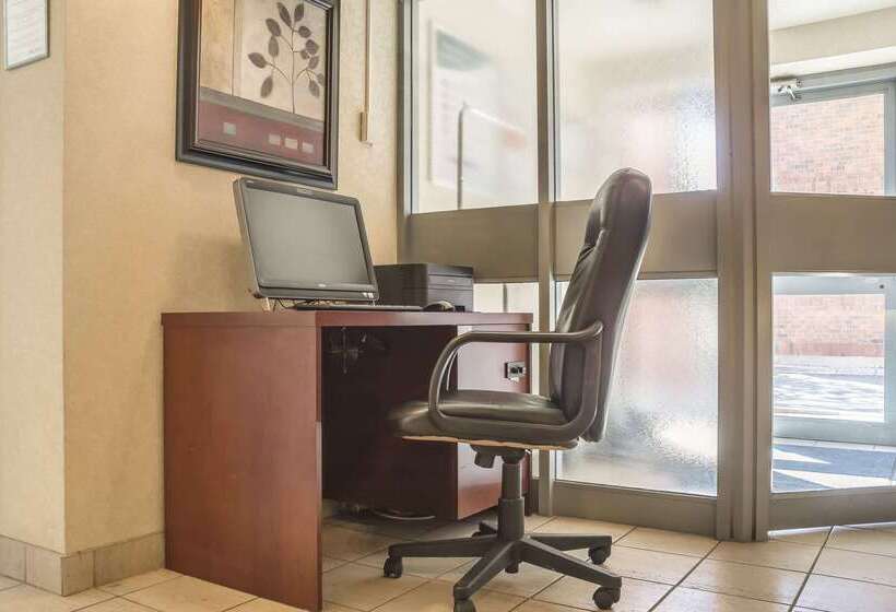 فندق Comfort Suites