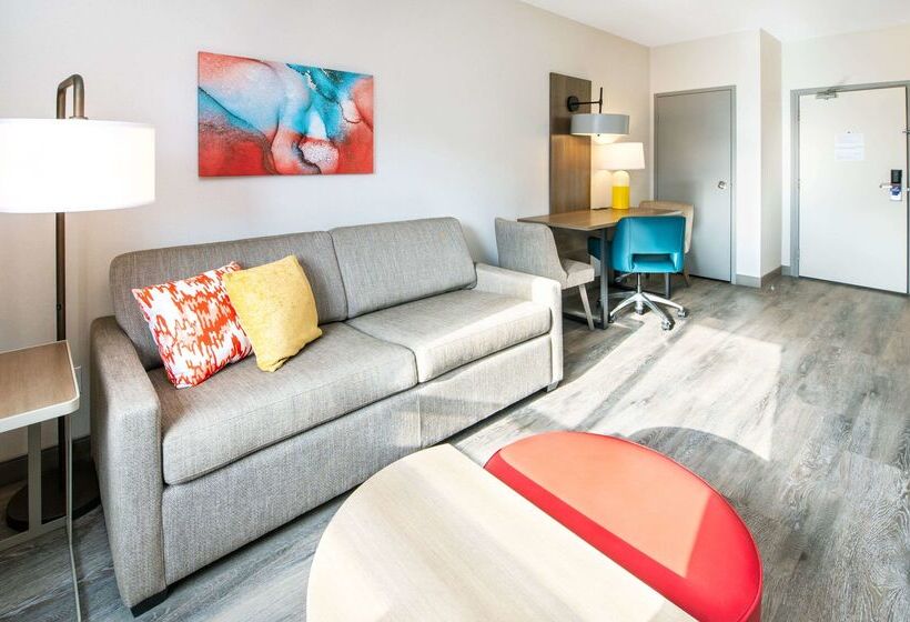 فندق Comfort Suites