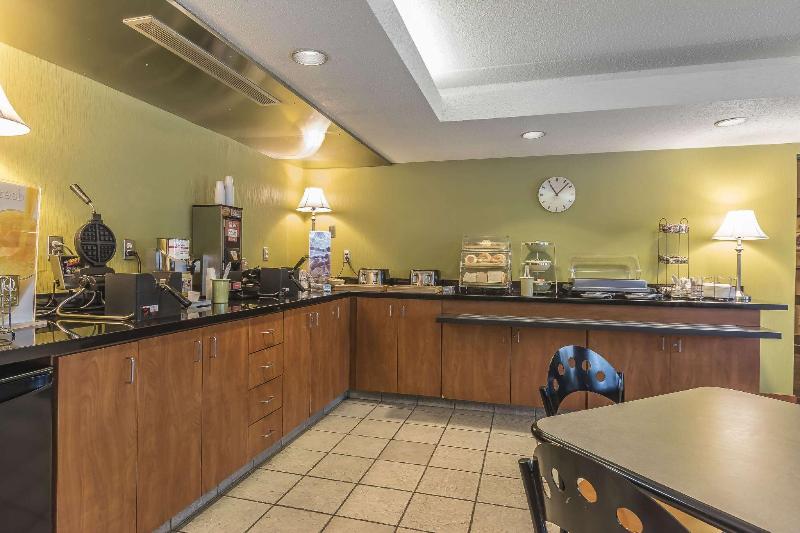 Отель Quality Suites