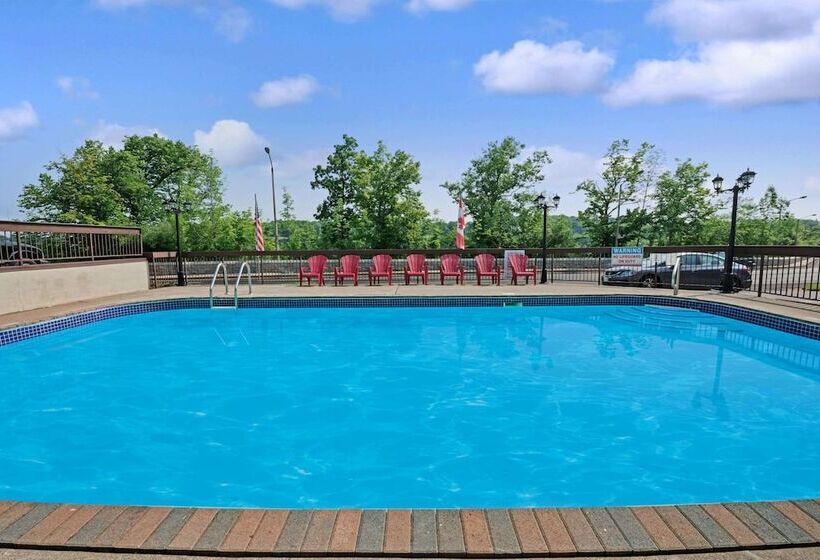 هتل Super 8 By Wyndham Niagara Falls North