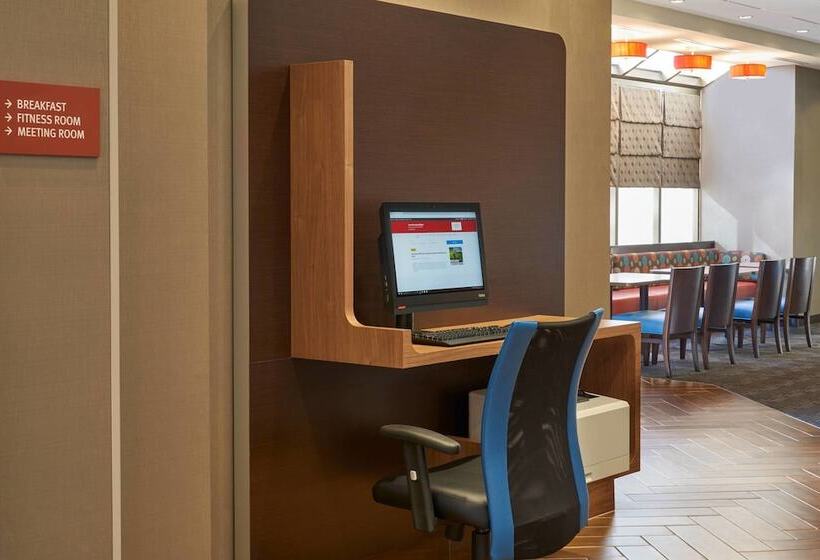 Отель Towneplace Suites By Marriott Windsor