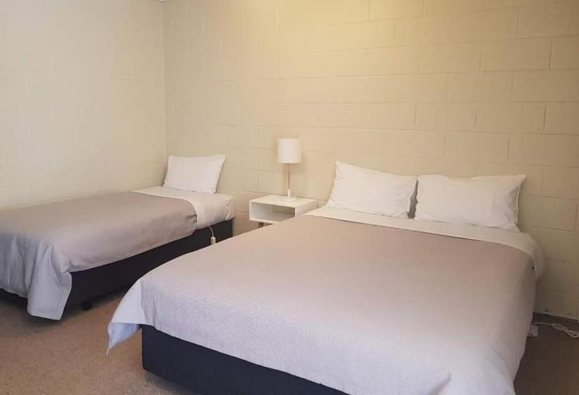 Kelly's Riverside Motel